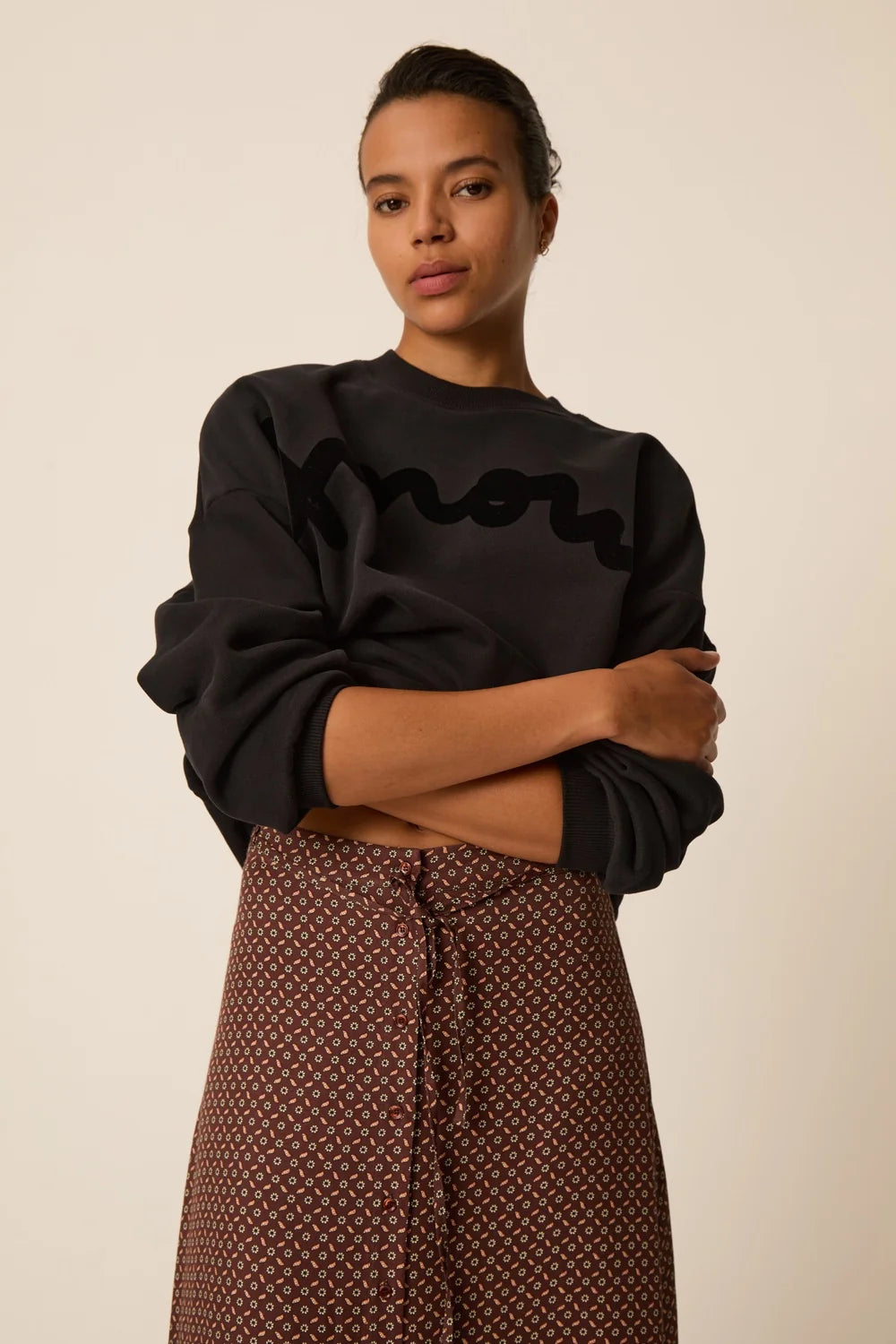 JUNE NOIR SWEAT SHIRT
