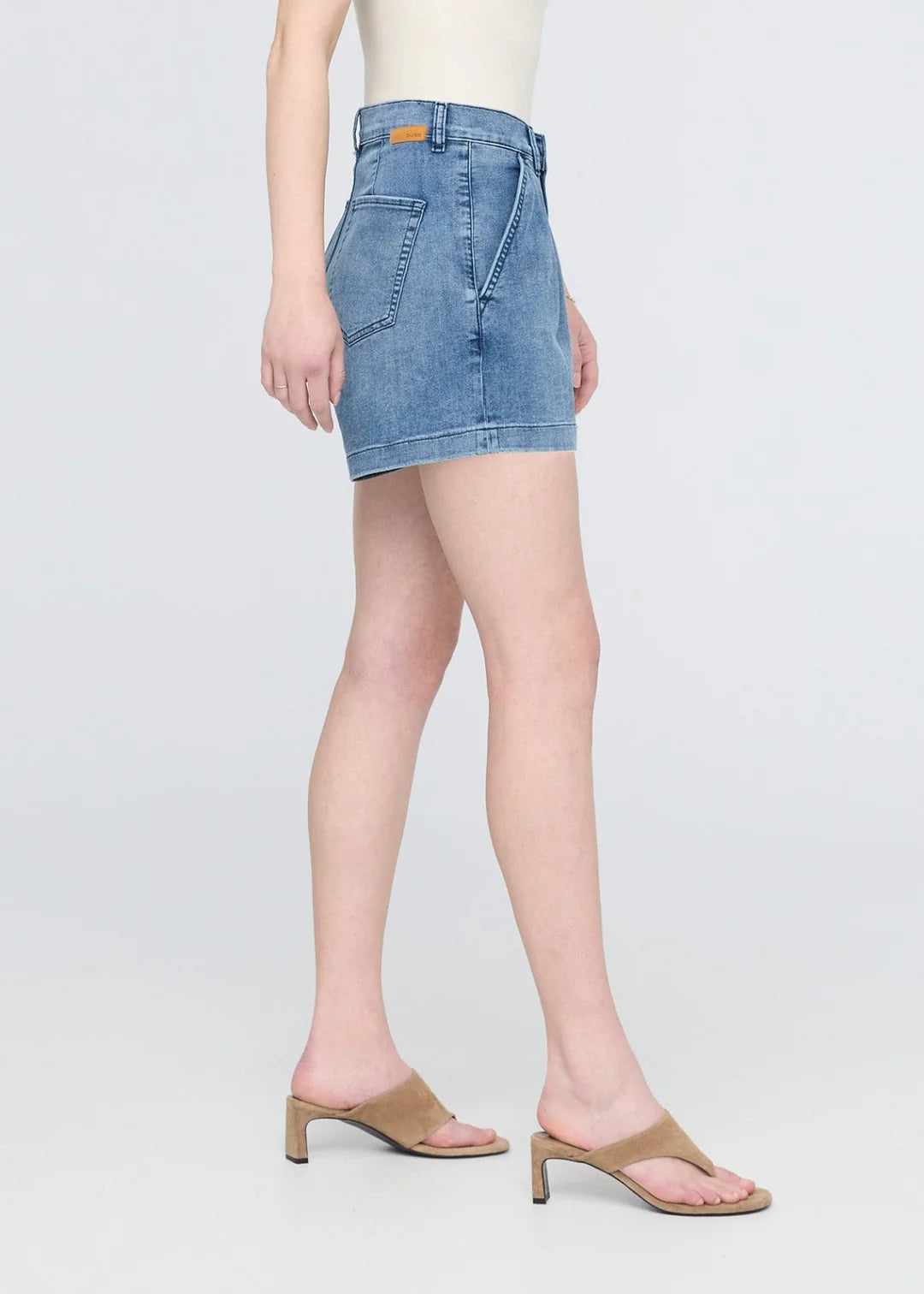 WOMEN'S PERFORMANCE DENIM LITE PLEATED SHORT