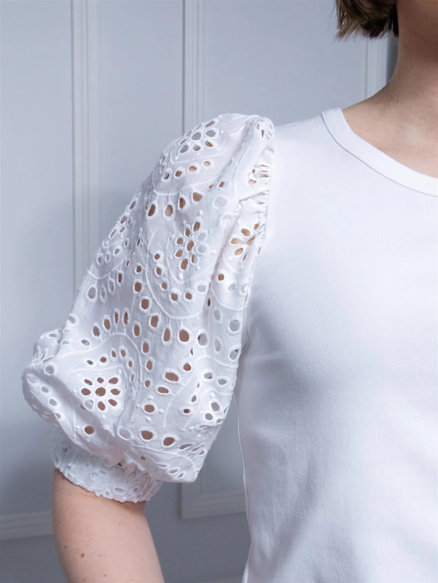 WOMEN'S PUFFY O NECK TEE
