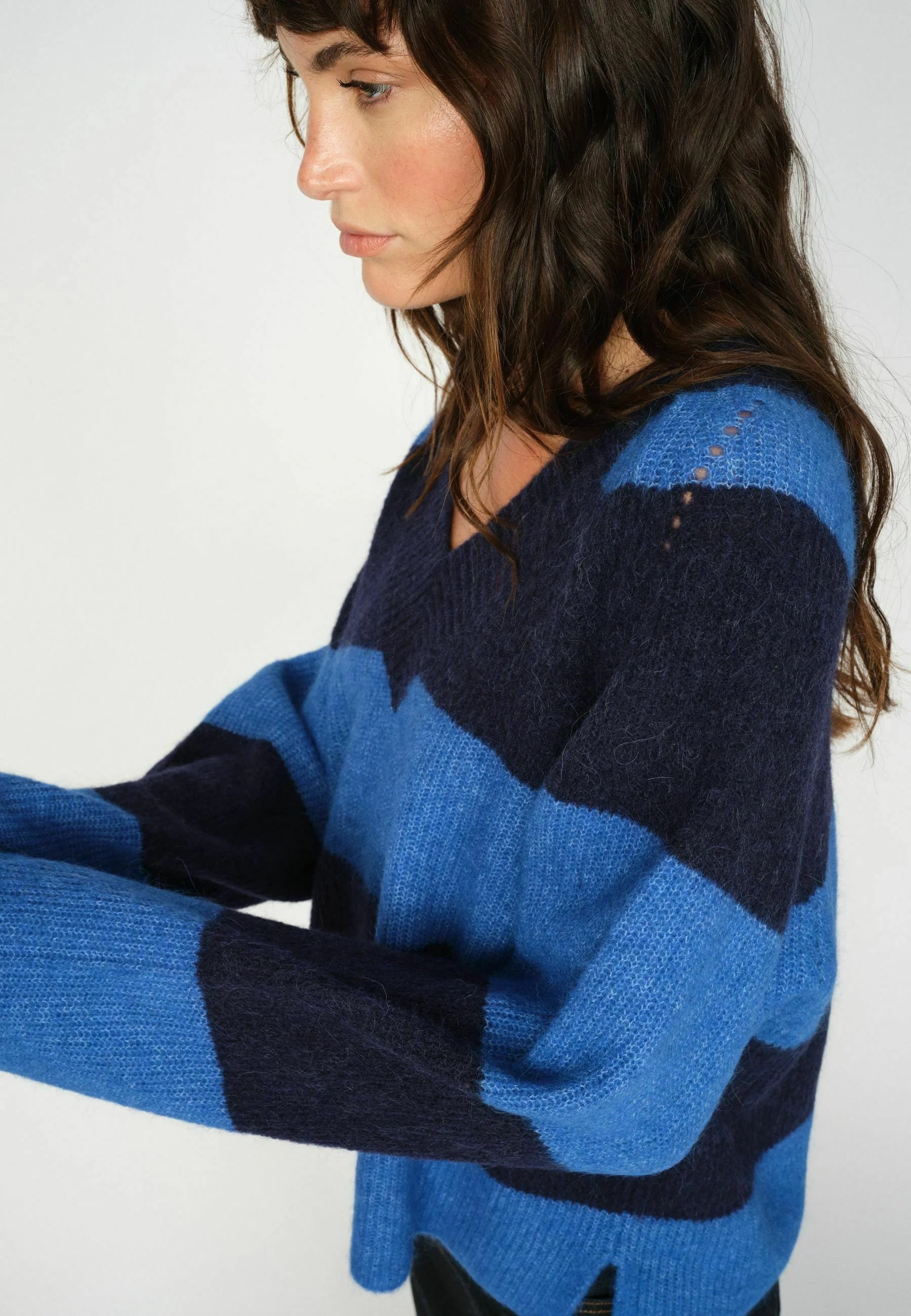 TACI STRIPE LONG SLEEVE V NECK KNIT